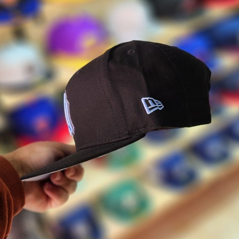 Titre : Casquette New York Yankees New Era 9FIFTY Edition World Series - Noir & Gris/Bleu Ciel - الصورة 3