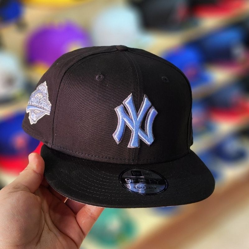 Titre : Casquette New York Yankees New Era 9FIFTY Edition World Series - Noir & Gris/Bleu Ciel - الصورة 5