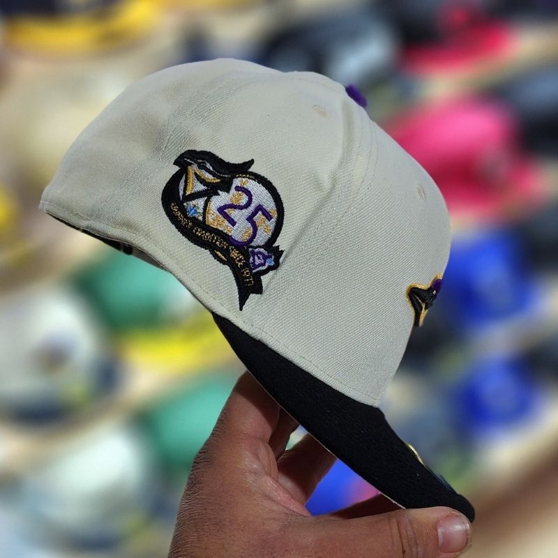 Casquette Toronto Blue Jays New Era 59FIFTY Crème et Noire Fitted 25ème anniversaire – Image 3
