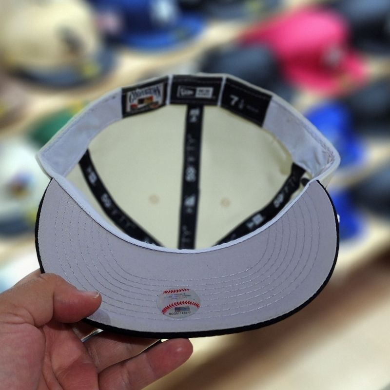 Casquette Toronto Blue Jays New Era 59FIFTY Crème et Noire Fitted 25ème anniversaire – Image 4