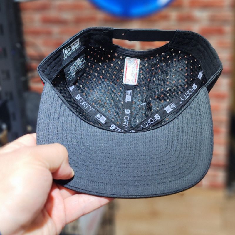 Casquette New Era 9FORTY Chicago Bulls – Design Rayé Rouge & Blanc – Tissu Respirant – Image 3