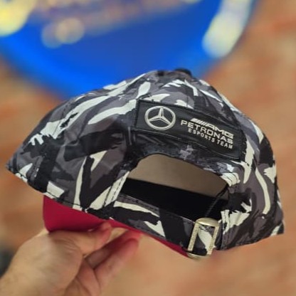 Casquette Noir, Gris et Rose à Motif Graphique Mercedes-AMG Petronas avec lanière ajustable – Image 2