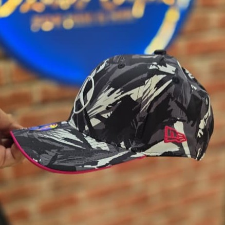 Casquette Noir, Gris et Rose à Motif Graphique Mercedes-AMG Petronas avec lanière ajustable – Image 3