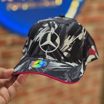 Casquette Noir, Gris et Rose à Motif Graphique Mercedes-AMG Petronas avec lanière ajustable – Image 5