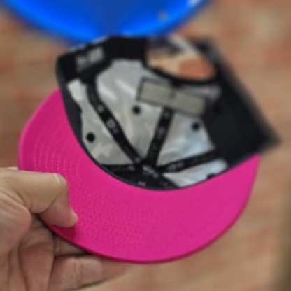 Casquette Noir, Gris et Rose à Motif Graphique Mercedes-AMG Petronas avec lanière ajustable – Image 4