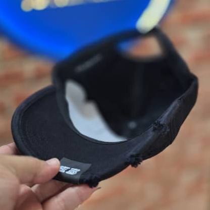 Casquette Balenciaga Noir avec détails usés Noire Effet Vieilli jeans - الصورة 4